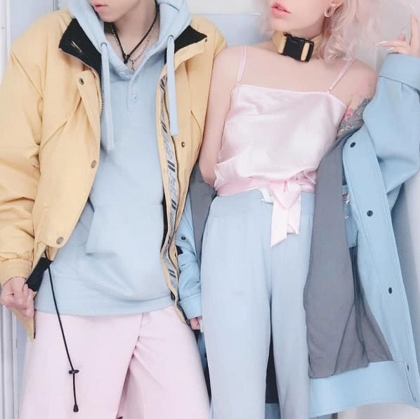 Con gái "rơi" của Thành Long hạnh phúc bên bạn gái - 3
Những hình ảnh gợi cảm của Ngô Trác Lâm bên bạn gái 30 tuổi.