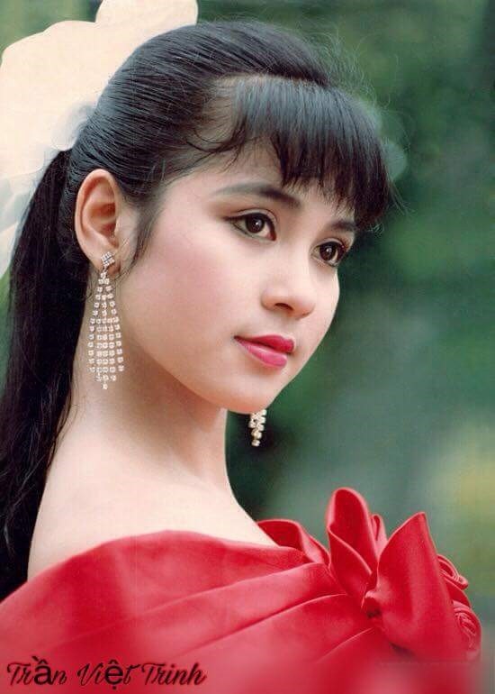Hé lộ biệt thự nhà vườn bình yên sau bao trầm luân của “Người đẹp Tây Đô” - 2 Tên tuổi cô gắn liền với nhiều bộ phim như: Ngọc trong đá, Người đẹp Tây Đô, Vĩnh biệt mùa hè, Công tử Bạc Liêu… Tuy nhiên, cuộc đời lại không cho cô đi con đường bằng phẳng.