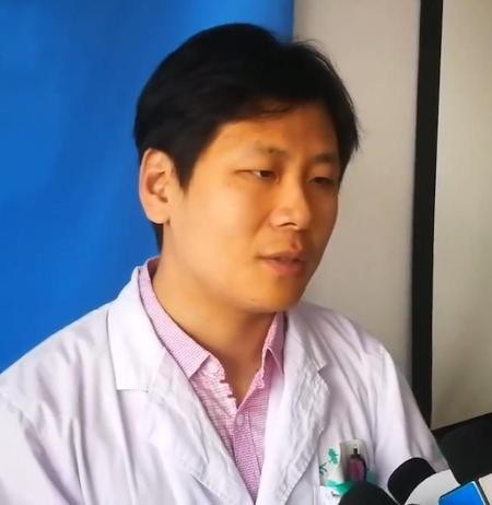 Bắt hơn 50 con giòi từ vết thương mưng mủ của cụ bà 97 tuổi - 3 Chính bác sĩ cũng choáng váng với tình trạng của cụ bà