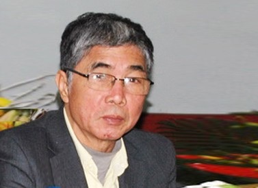 Nhà văn Trung Trung Đỉnh nói về phim "Hậu duệ mặt trời" - 2 Nhà văn Trung Trung Đỉnh là tác giả của những cuốn sách về đề tài chiến tranh và hậu chiến nổi tiếng như: Lạc rừng, Lính trận, Ngõ lỗ thủng, Sống khó hơn là chết, Tiễn biệt những ngày buồn... Tác phẩm Lính trận từng giành giải thưởng Văn học Đông Nam Á năm 2012.