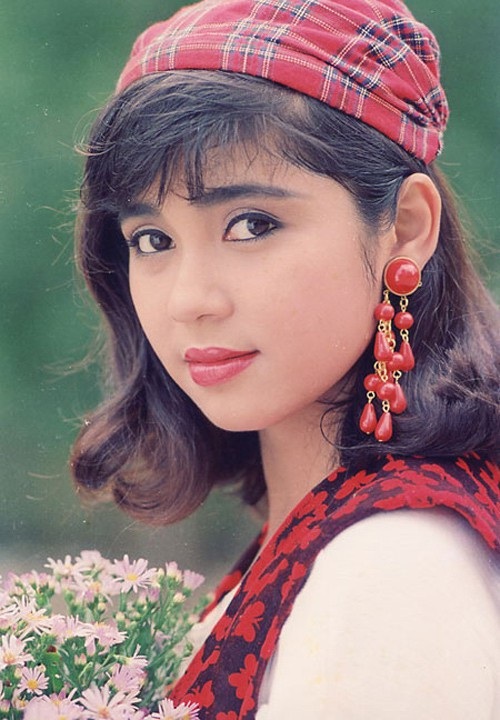 Hé lộ biệt thự nhà vườn bình yên sau bao trầm luân của “Người đẹp Tây Đô” - 1 Việt Trinh là một trong những diễn viên nữ nổi tiếng hàng đầu của điện ảnh Việt Nam vào những năm thập niên 90. Với khuôn mặt đẹp và lối diễn xuất duyên dáng, xuất thần, Việt Trinh đã trở thành ngôi sao điện ảnh ở các rạp chiếu phim thời bấy giờ. Cô được công chúng nhớ đến với tên gọi “Người đẹp Tây Đô”.