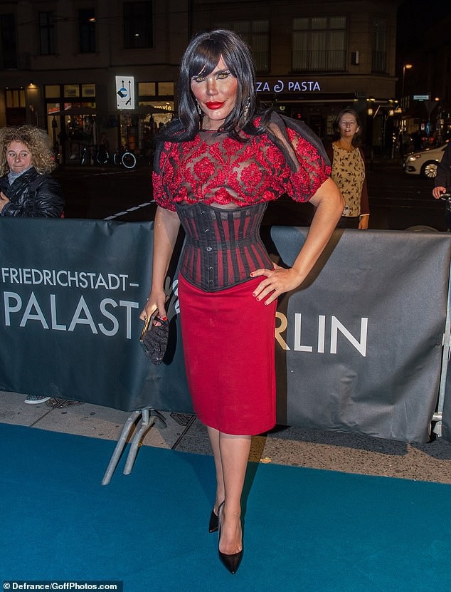 "Búp bê Ken" Rodrigo Alves kỳ dị khi hóa trang thành phụ nữ - 1
Rodrigo Alves trông rất kỳ dị khi hóa trang thành phụ nữ đi sự kiện tại Berlin ngày 11/10 vừa qua