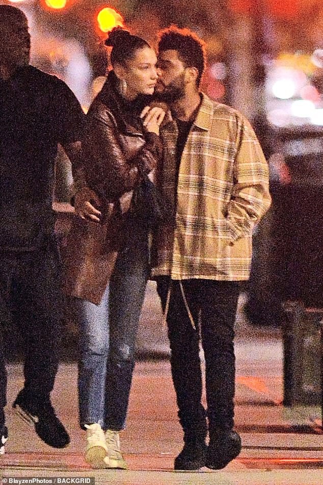 
Bella Hadid và bạn trai The Weeknd hạnh phúc sánh bước trên đường phố New York ngày 10/10 vừa qua
