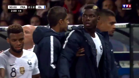 Paul Pogba hùng hổ lao vào sân đòi đánh đối thủ - 2
Sau đó các đồng đội đã phải kéo cầu thủ này trở lại băng ghế dự bị