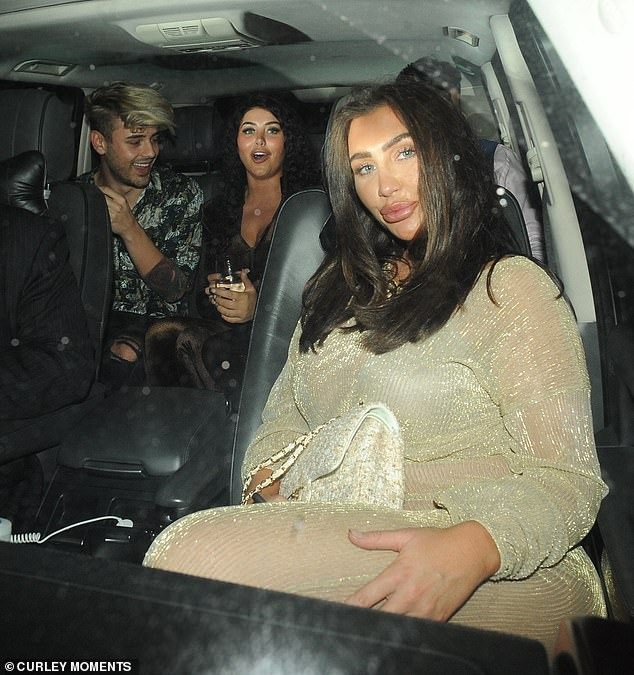 "Người đẹp dao kéo" diện trang phục xuyên thấu - 4
Lauren Goodger được coi là người đẹp dao kéo nổi tiếng xứ sương mù