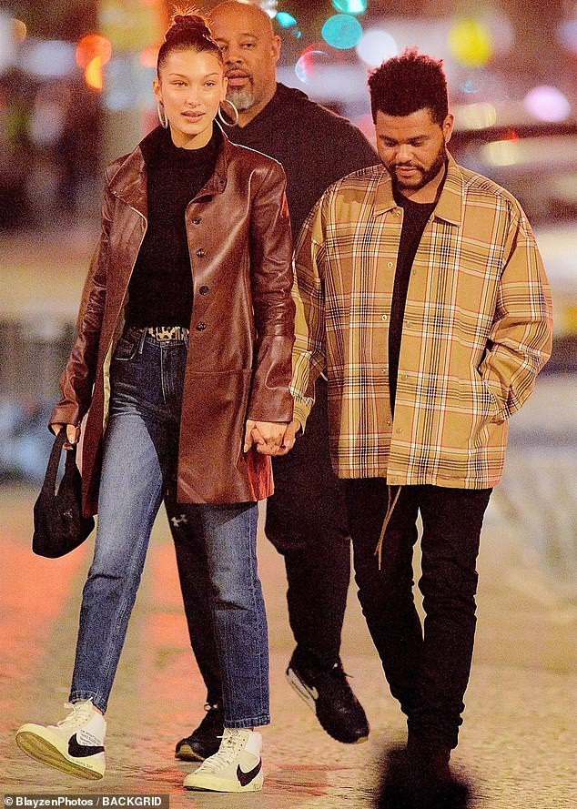 Bạn trai âu yếm hôn Bella Hadid trên phố - 3
Bella Hadid và bạn trai The Weeknd hàn gắn quan hệ từ đầu năm 2018