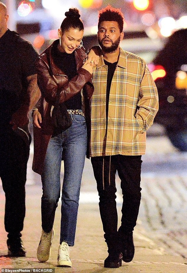 Bạn trai âu yếm hôn Bella Hadid trên phố - 4
Trước đó họ chia tay nhau ít tháng và The Weeknd hẹn hò với Selena Gomez
