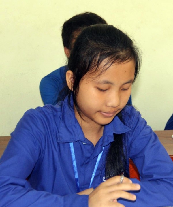 Cảm động chuyện “không gục ngã” của nữ sinh học giỏi mắc chứng bệnh lao khớp háng - 4 Chân bị bệnh tật, phải gián đoạn việc học hành, nhưng Linh không gục ngã, không đầu hàng số phận. Linh đã trở lại trường để viết tiếp ước mơ đẹp của mình.