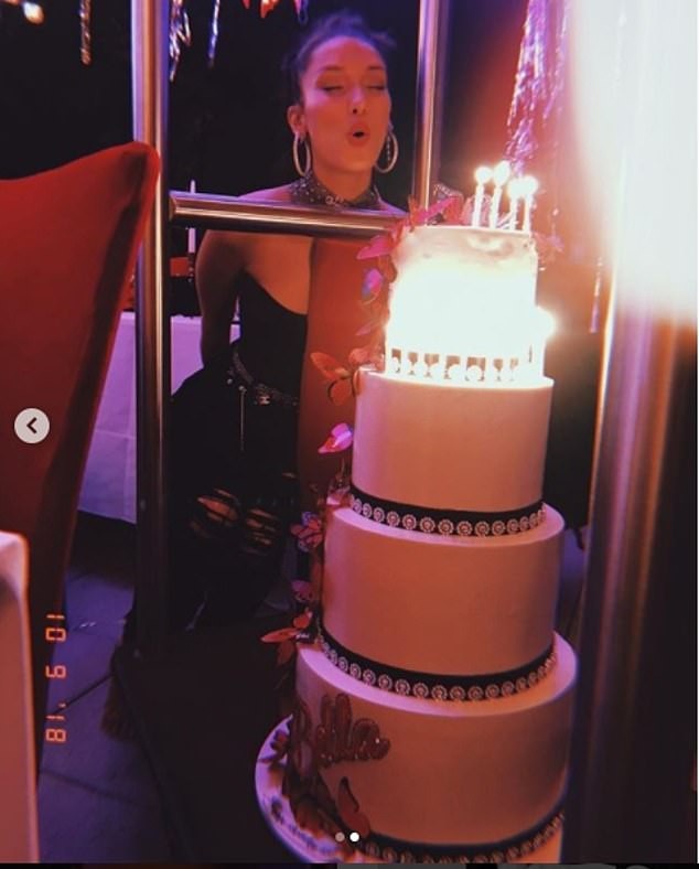 Bạn trai âu yếm hôn Bella Hadid trên phố - 5
Bella Hadid đã được bạn trai The Weeknd tổ chức tiệc sinh nhật hoành tráng mừng sinh nhật lần thứ 22 của cô
