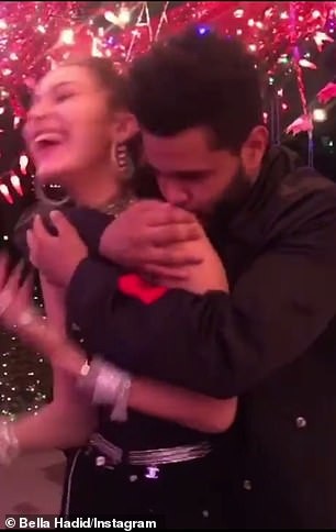 Bạn trai âu yếm hôn Bella Hadid trên phố - 6
The Weeknd trao cho Bella Hadid những cử chỉ ngọt ngào, tình tứ