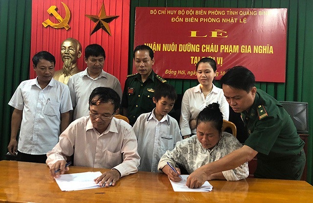 Quảng Bình: Cậu học sinh nghèo được BĐBP “nâng bước” tới trường - 1 Đồn Biên phòng Nhật Lệ nhận nuôi dưỡng em Phạm Gia Nghĩa