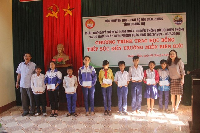 Bộ đội Biên phòng chắp cánh tương lai cho học sinh nghèo vùng biên giới - 1 Học bổng Tiếp sức đến trường miền biên giới được trao đến học sinh.