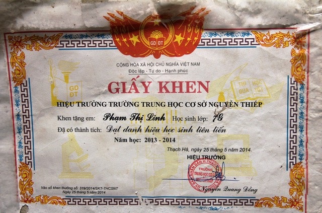 Cảm động chuyện “không gục ngã” của nữ sinh học giỏi mắc chứng bệnh lao khớp háng - 2 Linh là một học sinh khá giỏi của trường với nhiều giấy khen...