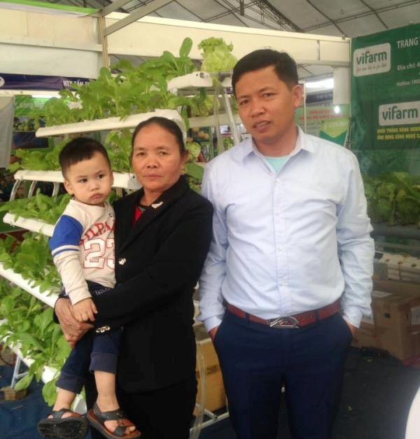 Người đầu tiên ở xứ Nghệ tiên phong với cách trồng rau không cần đất - 5 Gia đình anh Nam bên giàn rau sạch của mình.