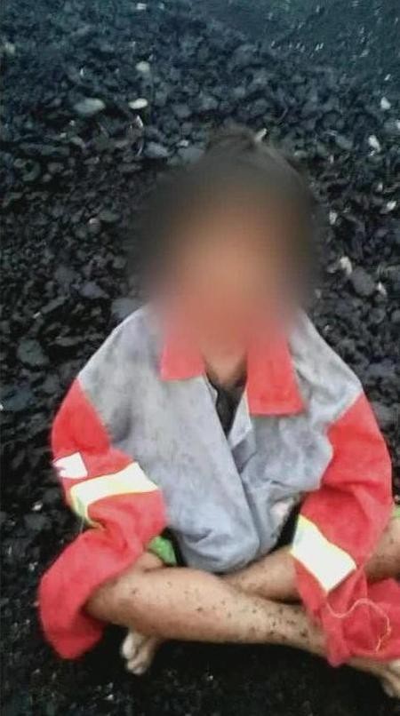 Gia đình qua đời trong tai nạn thảm khốc, bé trai sống sót lang thang suốt 48 giờ - 1 Bức ảnh cho thấy cảnh Benjamin Monare 6 tuổi ngồi một mình trên vỉa hè vào sáng thứ Ba