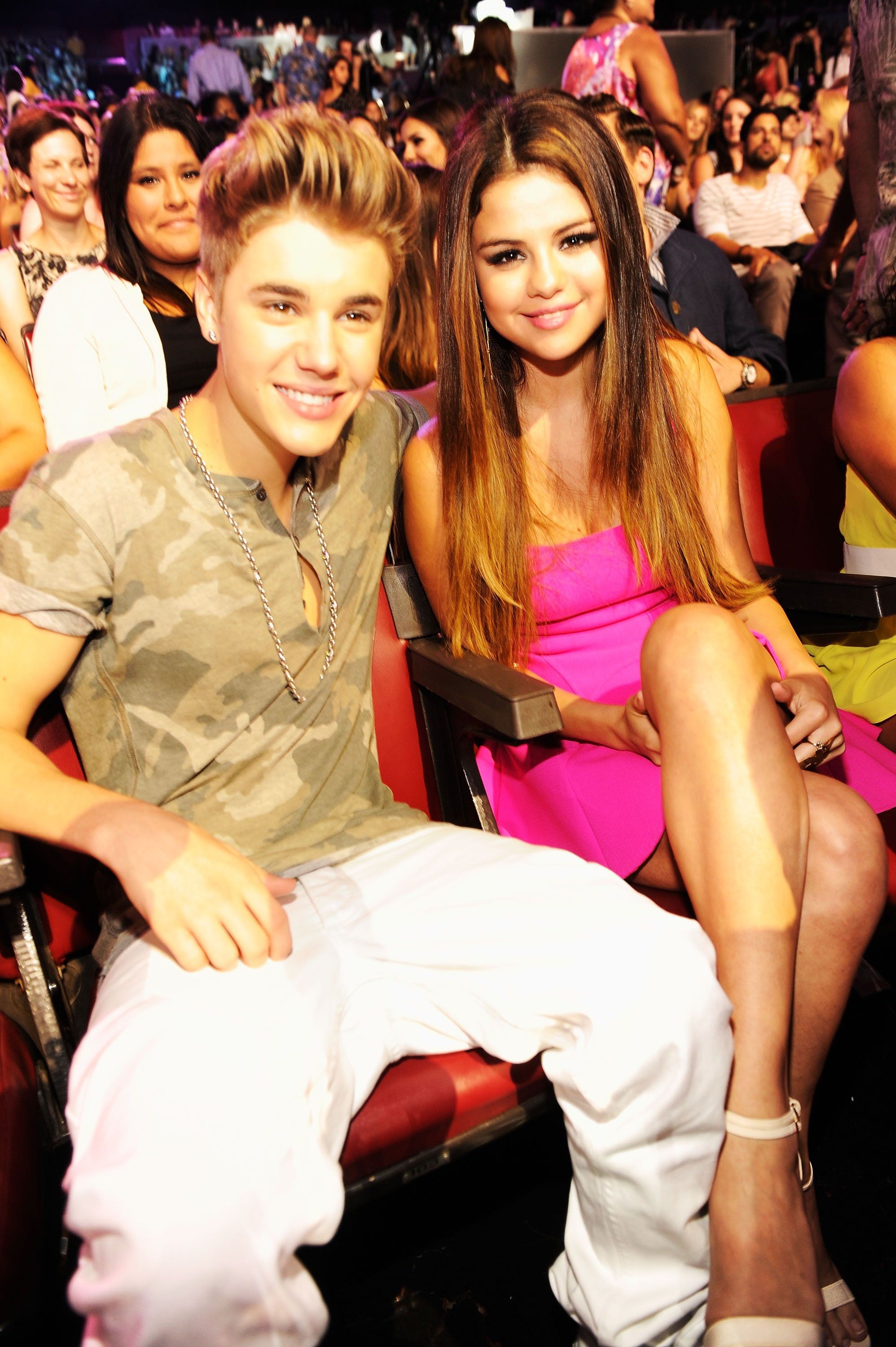 Selena Gomez nhập viện điều trị tâm lý, Justin Bieber ôm mặt khóc - Ảnh 2. Selena Gomez nhập viện điều trị tâm lý, Justin Bieber ôm mặt khóc - Ảnh 2.