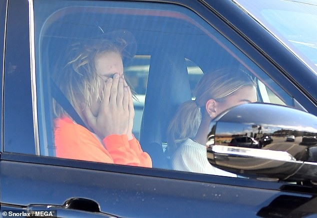 Selena Gomez nhập viện điều trị tâm lý, Justin Bieber ôm mặt khóc - Ảnh 8. Selena Gomez nhập viện điều trị tâm lý, Justin Bieber ôm mặt khóc - Ảnh 8.