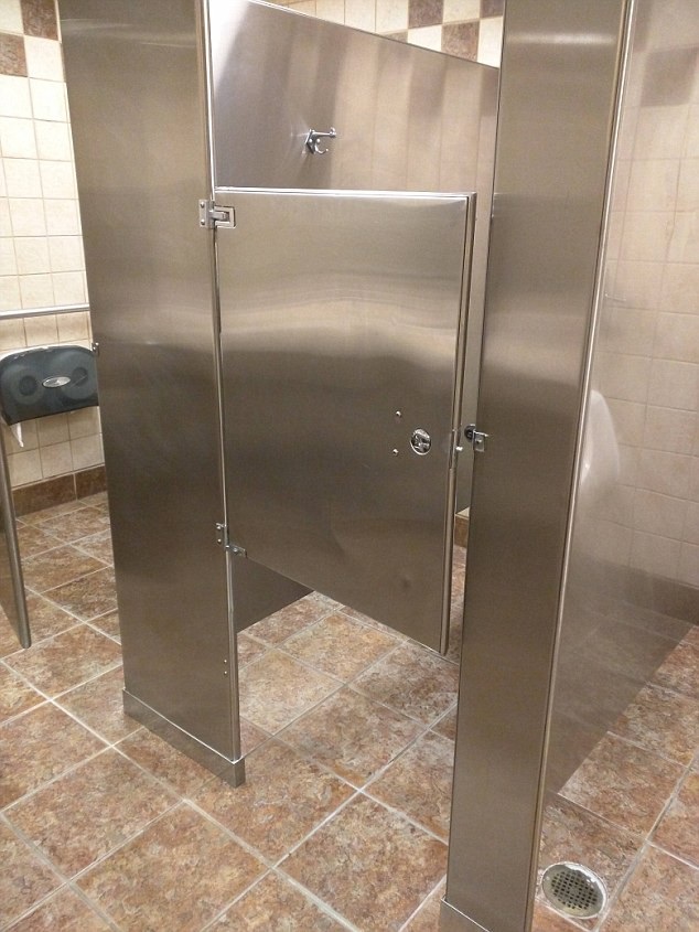 Bi hài với những nhà vệ sinh khiến người dùng chỉ biết "khóc dở mếu dở" - 12 Cánh cửa kém duyên nhất thế giới.