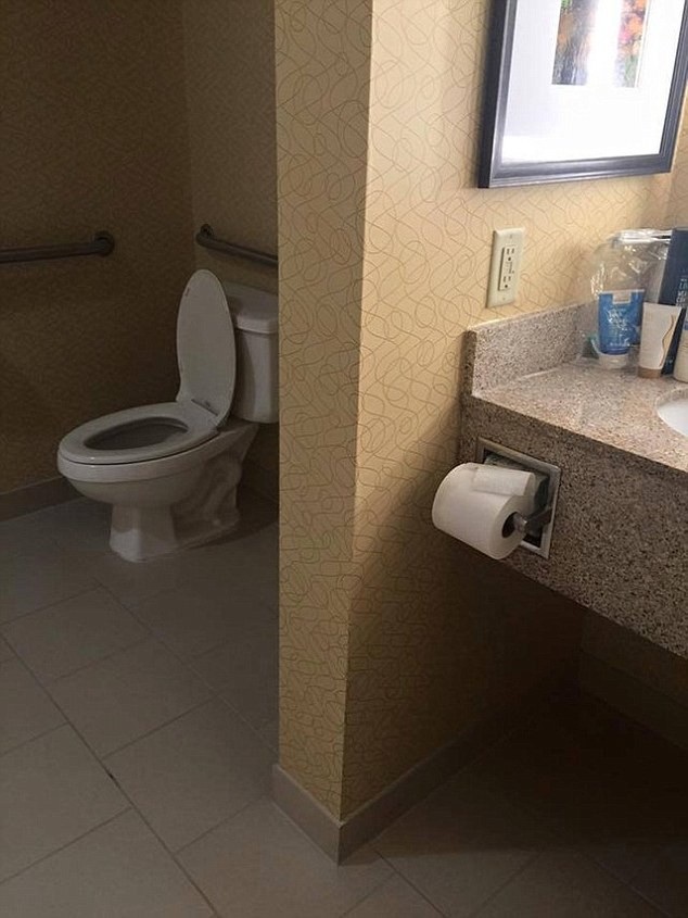Bi hài với những nhà vệ sinh khiến người dùng chỉ biết "khóc dở mếu dở" - 2 Chỗ ngồi một nơi, giấy vệ sinh một nẻo.