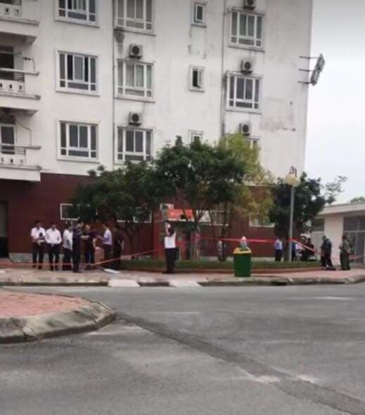 Phong tỏa cây ATM trong khu chung cư nghi bị gài mìn - 3
Lực lượng chức năng tập trung tại hiện trường.