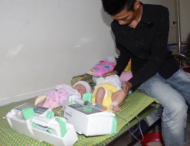 Hai bé song sinh Ngọc Anh và Bảo Anh mất mẹ khi chưa đầy tháng tuổi