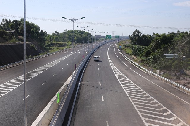 
Đoạn tuyến cao tốc Đà Nẵng - Tam Kỳ đưa vào thông xe tháng 8/2017, ngay sau đó đã xuất hiện hư hỏng cục bộ.

