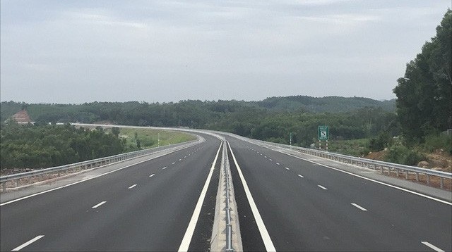 Cao tốc Đà Nẵng - Quảng Ngãi đoạn do nhà thầu Trung Quốc thi công bị thấm nước - 1 Cao tốc Đà Nẵng - Quảng Ngãi mới thông xe toàn tuyến ngày 2/9/2010