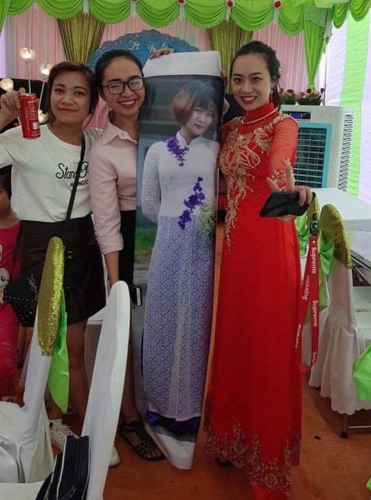 Hài hước cô gái được nhóm bạn in ảnh để giữ lời hứa dự đám cưới năm xưa - 1 Hình ảnh tại đám cưới bạn thân của Linh