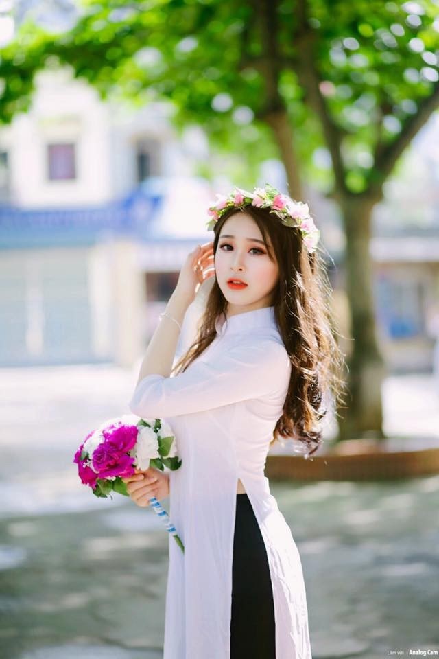 Tân Hoa khôi sinh viên Nghệ An là cô gái đến từ Hoà Bình - 3 Chia sẻ về cuộc thi đầu tiên khi vào đại học, cô cho biết: “Em muốn thử sức cũng như có cơ hội để kết thêm bạn mới và trau dồi thêm vốn sống cho mình. Em trưởng thành hơn rất nhiều qua cuộc thi này, có lẽ em may mắn hơn những bạn khác nên mới giành được vị trí này, em sẽ cố gắng để hoàn thiện bản thân trong thời gian tới”.