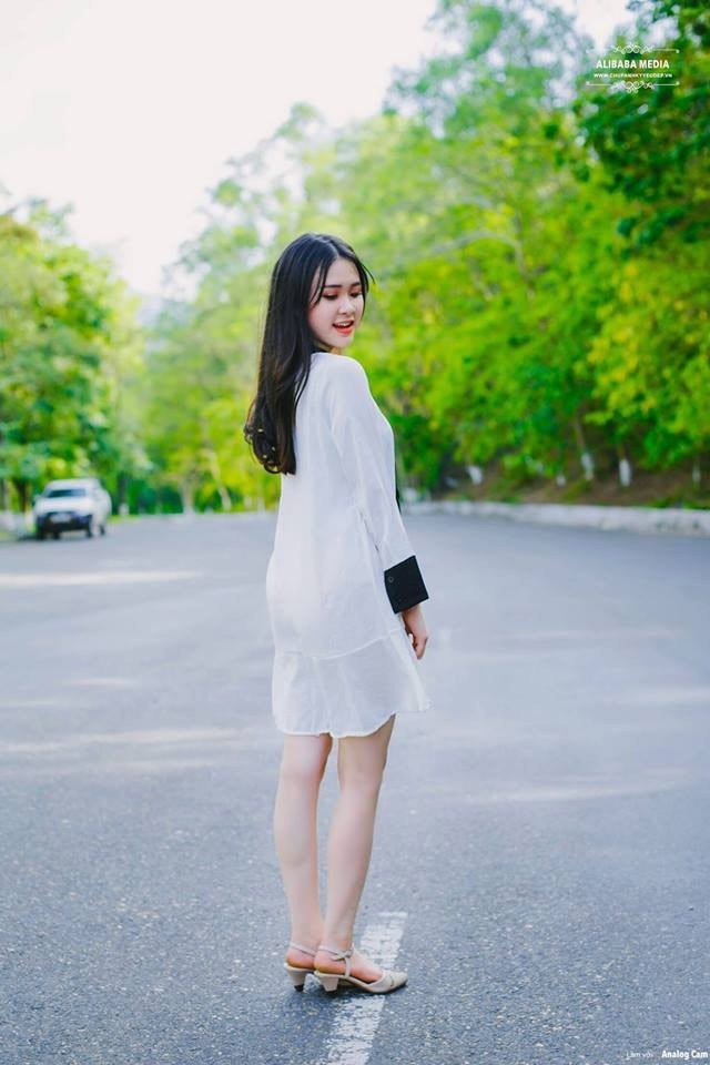 Tân Hoa khôi sinh viên Nghệ An là cô gái đến từ Hoà Bình - 10 Cũng như bạn bè đồng trang lứa, ngoài thời gian học Thảo Vi muốn khám phá những vùng đất mới để ghi dấu ấn cho tuổi trẻ của mình. Bởi qua những chuyến đi cô thấy yêu thêm mảnh đất hình chữ S thân thương, mến thêm những con người chân chất, giản dị nhưng đầy ân tình.