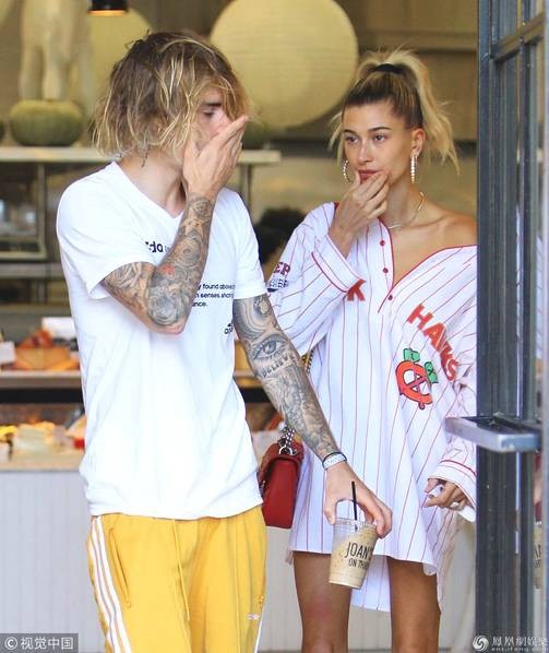 Justin Bieber bình thản nắm tay vợ tương lai - 1
Justin Bieber lọt vào ống kính của giới săn tin khi tới một nhà hàng dùng bữa trưa cùng người mẫu, Hailey Baldwin, trưa 12/10. Justin và Hailey đều ăn mặc rất giản dị. Cặp đôi né tránh ống kính của giới truyền thông và từ chối bình luận về những thông tin quanh mối quan hệ của họ.