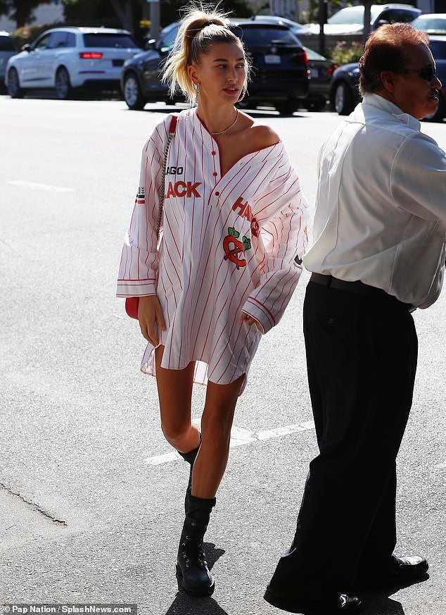 Justin Bieber bình thản nắm tay vợ tương lai - 7
Những ngày này thực sự cũng rất khó khăn với Hailey Baldwin khi cô và Justin nhận nhiều sức ép thì truyền thông sau tin Selena Gomez nhập viện. Bạn bè cho hay, Hailey và Justin muốn tổ chức hôn lễ vào năm 2019.