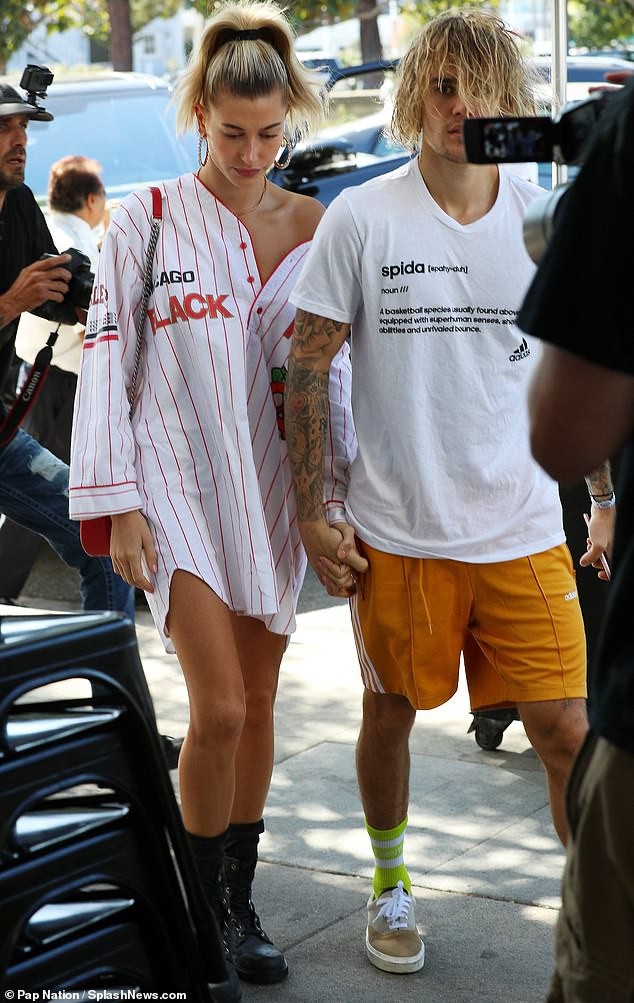 Justin Bieber bình thản nắm tay vợ tương lai - 4 Justin Bieber bình thản nắm tay vợ tương lai - 4