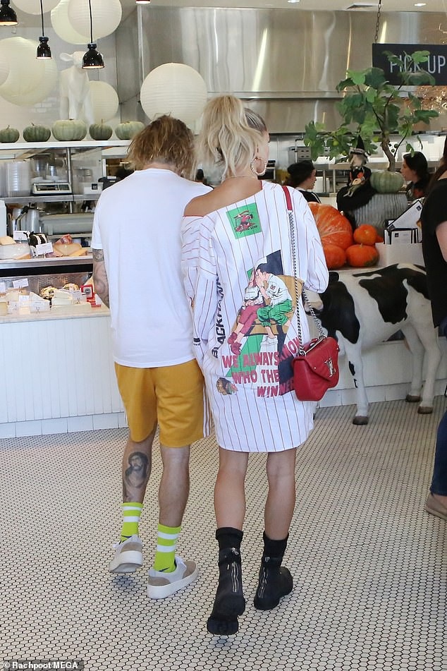 Justin Bieber bình thản nắm tay vợ tương lai - 2 Justin Bieber bình thản nắm tay vợ tương lai - 2