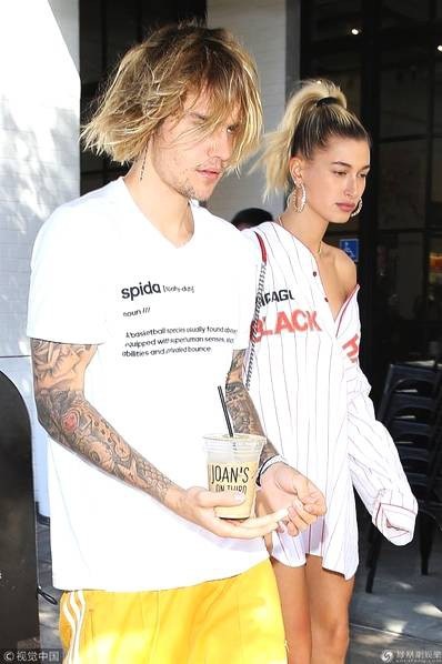 Justin Bieber bình thản nắm tay vợ tương lai - 6
Justin và Hailey đính hôn vào tháng 7 vừa rồi sau 1 tháng nối lại quan hệ và vài tháng sau khi Justin chia tay với Selena Gomez. Chuyện tình của Justin và Hailey luôn có bóng dáng của Selena bởi lẽ Justin và nữ ca sĩ của Wolves vốn có nhiều duyên nợ từ năm 2010 tới nay.