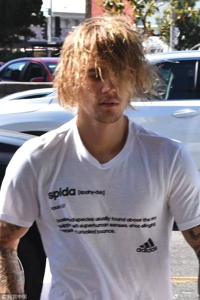 Justin Bieber bình thản nắm tay vợ tương lai - 10
Justin thay đổi hình ảnh đáng kể từ khi hò hẹn với Hailey. Anh xuống phố với mái tóc bù xù và không ít lần bật khóc trên đường phố hay nơi công cộng.
