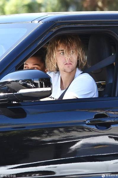 Justin Bieber bình thản nắm tay vợ tương lai - 9
Tháng trước có thông tin Justin và Hailey đã đăng ký kết hôn nhưng chưa tổ chức hôn lễ đình đám. Tuy nhiên, cặp tình nhân trẻ không xác nhận thông tin này. Hailey đã nỗ lực ở bên bạn trai suốt những tháng qua, chứng kiến những buồn vui của anh. Hailey yêu và muốn là chỗ dựa của Justin.