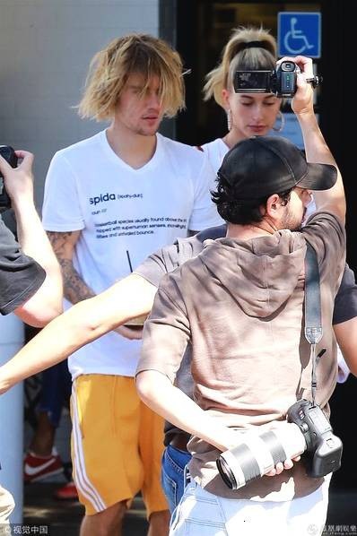 Justin Bieber bình thản nắm tay vợ tương lai - 8
Bạn bè cho hay, Justin dù đã đính hôn với Hailey nhưng vẫn dành một sự quan tâm đặc biệt tới Selena Gomez. Từ khi chia tay vào đầu năm 2018, anh và Selena không còn liên lạc nhưng Justin luôn quan tâm và mong người cũ được khỏe mạnh, hạnh phúc.