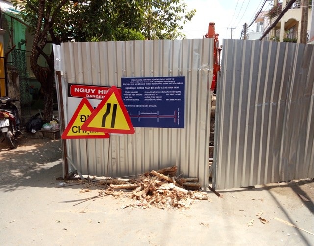 Đổ tiền tỷ làm đường bê tông xong lại đào lên lắp cống thoát nước! - Ảnh 3. Đổ tiền tỷ làm đường bê tông xong lại đào lên lắp cống thoát nước! - Ảnh 3.
