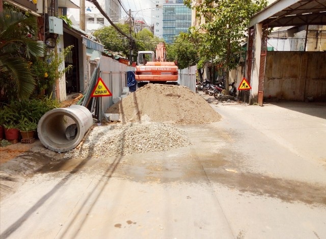 Đổ tiền tỷ làm đường bê tông xong lại đào lên lắp cống thoát nước! - Ảnh 2. Đổ tiền tỷ làm đường bê tông xong lại đào lên lắp cống thoát nước! - Ảnh 2.