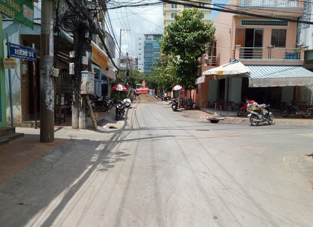 Đổ tiền tỷ làm đường bê tông xong lại đào lên lắp cống thoát nước! - Ảnh 1. Đổ tiền tỷ làm đường bê tông xong lại đào lên lắp cống thoát nước! - Ảnh 1.