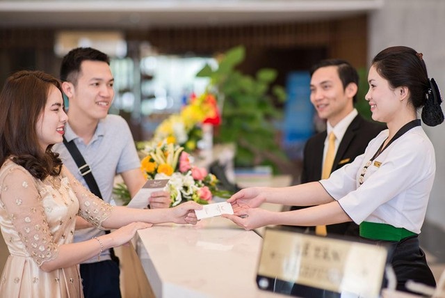 Nghệ An: Đào tạo nhân lực du lịch chưa kịp yêu cầu của thị trường lao động - 1 Chất lượng lao động trong ngành du lịch Nghệ An đang từng bước được nâng lên, đáp ứng nhu cầu sử dụng lao động của các doanh nghiệp cũng như phục vụ du khách tốt hơn (Ảnh M.T)