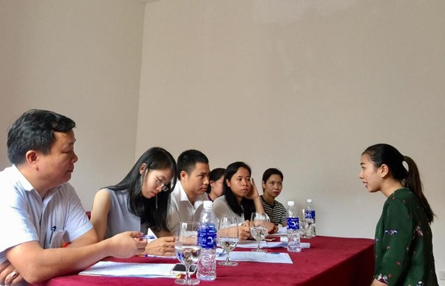 Nghệ An: Đào tạo nhân lực du lịch chưa kịp yêu cầu của thị trường lao động - 2 Ông Nguyễn Hữu Bắc (người ngồi giữa) trong một buổi phỏng vấn tuyển dụng lao động. Theo ông Bắc, đội ngũ lao động đã qua đào tạo trong ngành du lịch ở Nghệ An chưa thực sự đáp ứng được nhu cầu sử dụng, nhiều doanh nghiệp sau khi tuyển dụng phải tổ chức đào tạo lại.