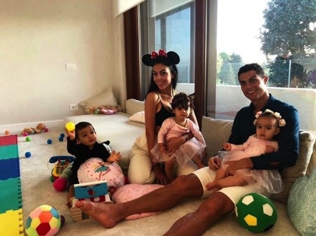 Giữa tâm bão hiếp dâm, C.Ronaldo khoe ảnh hạnh phúc “nịnh” bạn gái - 1 CR7 vừa hạnh phúc khoe ảnh gia đình