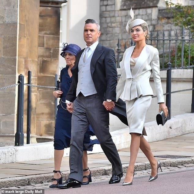 
Ca sỹ Robbie Williams và vợ Ayda Field
