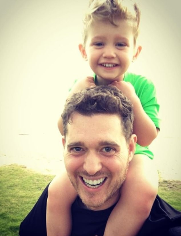 Từ giã hào quang ở tuổi 43, Michael Bublé muốn sống khác sau khi con trai 3 tuổi bị ung thư - Ảnh 1. Từ giã hào quang ở tuổi 43, Michael Bublé muốn sống khác sau khi con trai 3 tuổi bị ung thư - Ảnh 1.