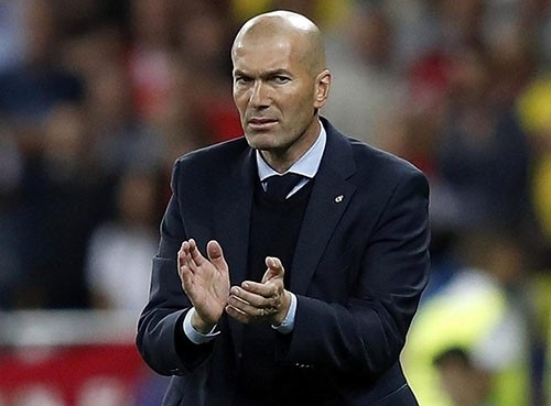 Những cựu cầu thủ nổi tiếng thành công rực rỡ ở sự nghiệp HLV - 1
Zidane đã có sự nghiệp cầu thủ lững lẫy khi chinh phục mọi danh hiệu đỉnh cao trong sự nghiệp như La Liga, Champions League, World Cup, Euro Cup… Khi bước sang sự nghiệp huấn luyện, Zizou vẫn giữ được cái duyên. Trong hơn 2 năm dẫn dắt Real Madrid, ông đã giúp CLB giành 3 chức vô địch Champions League, 1 La Liga, 2 siêu cúp châu Âu, 1 siêu cúp Tây Ban Nha… giúp Los Blancos trải qua thời kỳ rực rỡ.