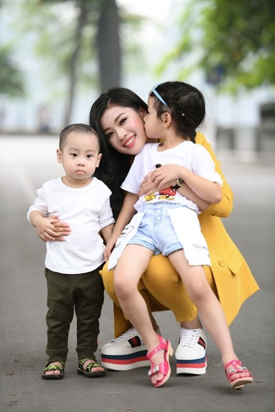 Sao Mai Thu Hằng xúc động hát vì trẻ em thiệt thòi - 3 Thu Hằng chụp ảnh cùng các em nhỏ.