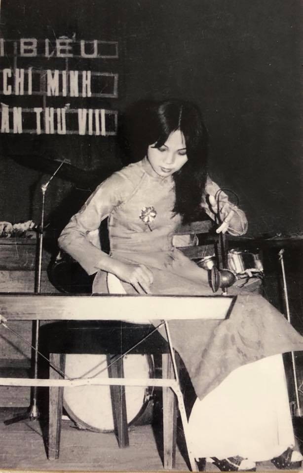 NSND Thái Bảo và kỷ niệm nhớ đời khi bị cố NSND Lê Dung từ chối dạy nhạc - 5 Thái Bảo vừa chơi được cả đàn ghi-ta, vừa chơi được cả đàn bầu.