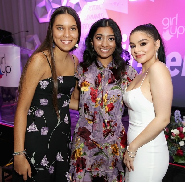 Ariel Winter xinh đẹp khoe vai trần - 4
Ariel Winter vui vẻ chụp hình với các vị khách mời trong sự kiện
